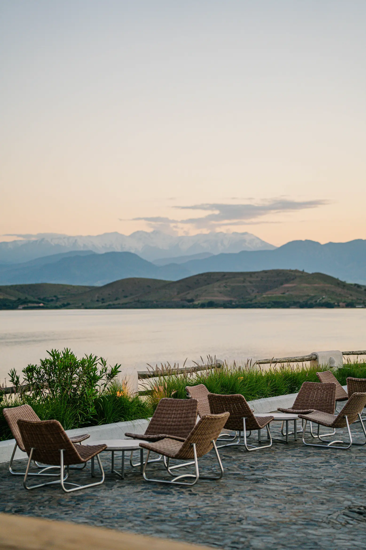 Impresionantes vistas del lago Lalla Takerkoust y las montañas del Atlas desde la terraza de Pure House on the Lake